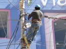 heights misc man repairing power lines p1000880