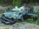 car crash mangled green car country 800x600
