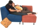 couple on couch kissing 800x600